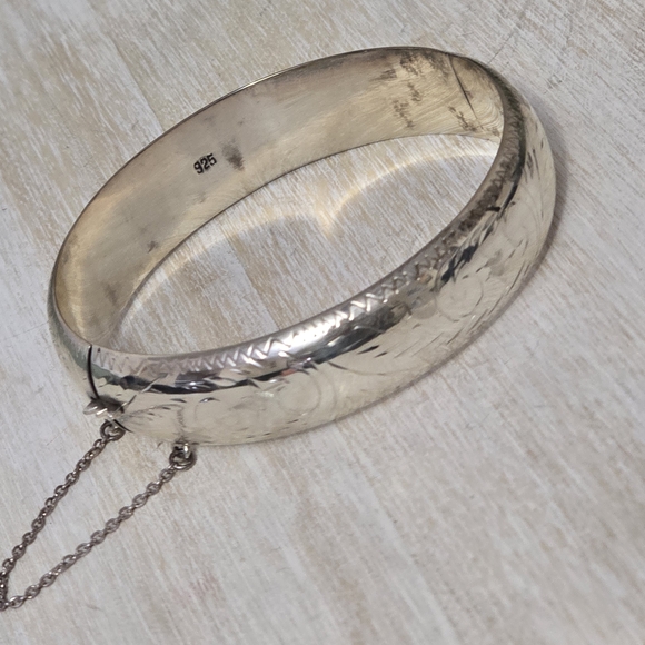Engraved 925 SterlingSilver Bangle Bracelet With Safety Chain - Picture 7 of 7